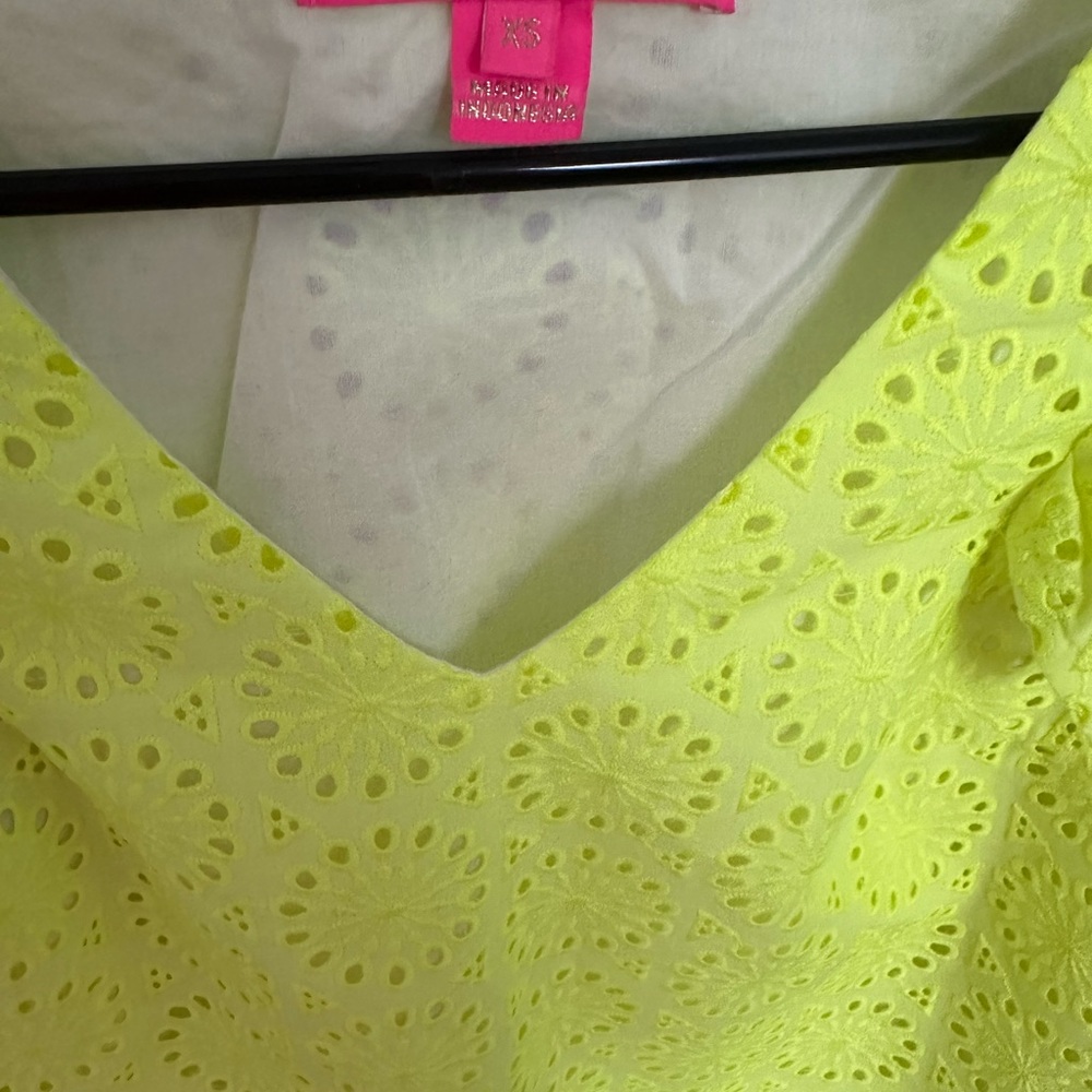 Lilly Pulitzer TOP Lina EyeLet XS V-neck eyelet fabric, vibrant color, chic. - Picture 3 of 4